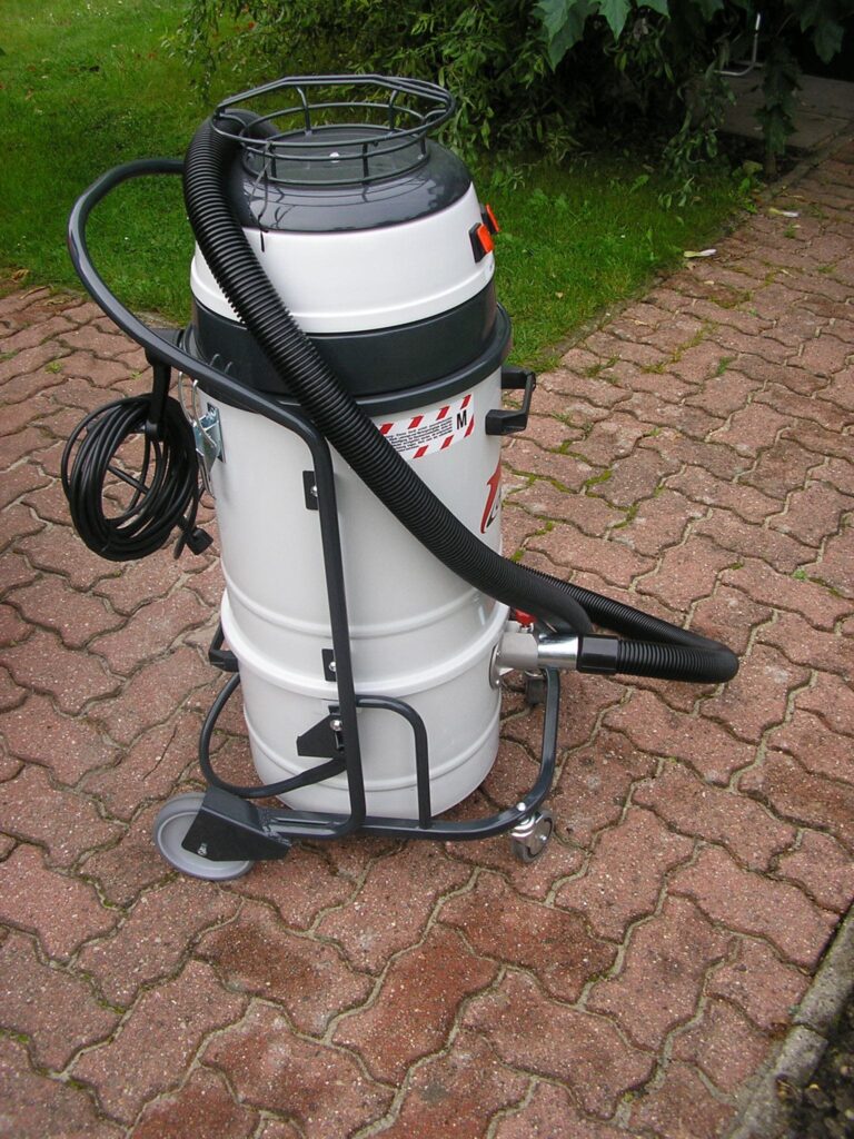 Mobiler Industriesauger mit hoher Leistung, großem Behälter und effizientem Sternfilter, geeignet für industrielle Reinigungsaufgaben