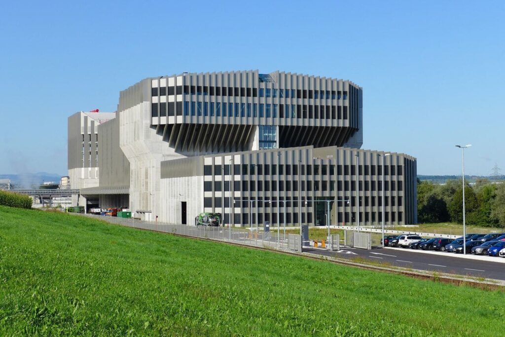 Frontale Gebäudeansicht des Kunden mit zentraler Staubsauganlage in der Kehrichtverbrennungsanlage Renergia Zentralschweiz