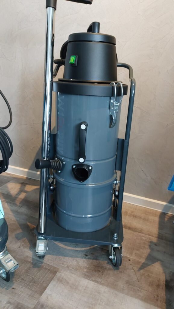 Mobiler Industriestaubsauger für die flexible Absaugung von Staub und Partikeln in Industrieanlagen