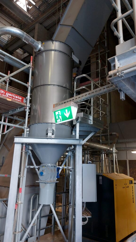 Stationäre Staubsauganlage in einem Biomassekraftwerk zur industriellen Staubabsaugung