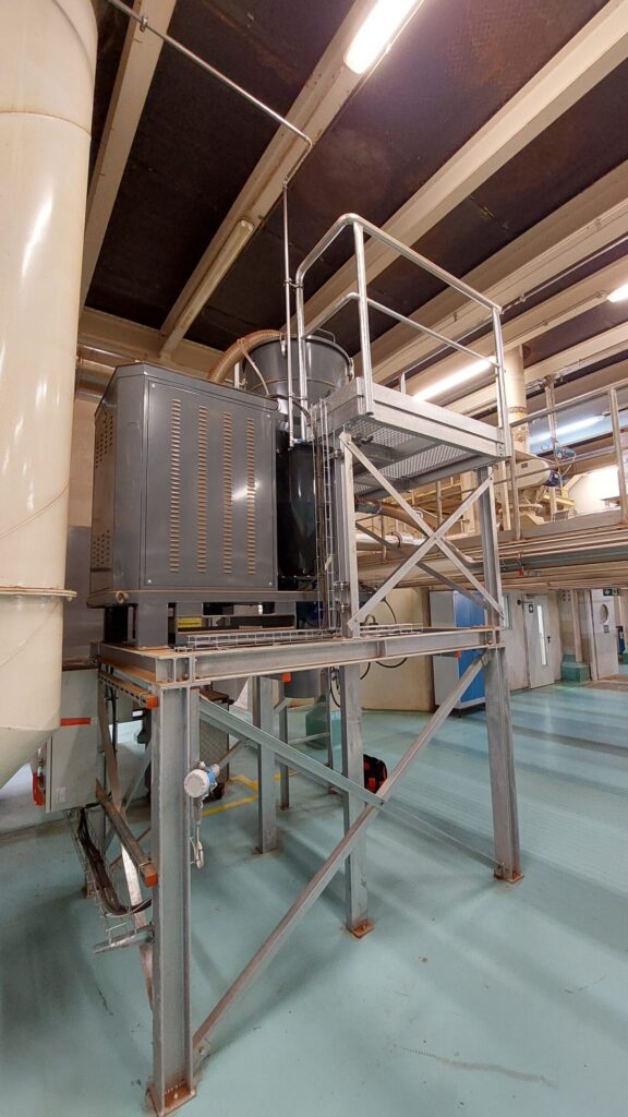 Stationäre Staubsauganlage in der Lebensmittelindustrie zur sicheren und hygienischen Staubabsaugung